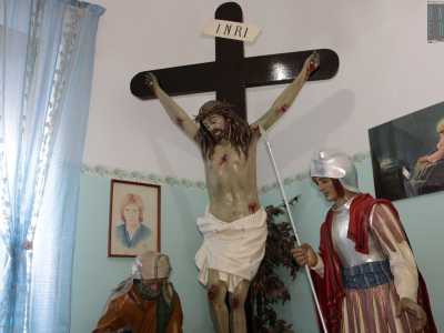 �Vedete quel Cristo in croce in cartapesta? � ci domanda - L�ha comprato mio marito una trentina d�anni fa, in segno di ringraziamento per una grazia ricevuta. Da allora partecipiamo ogni anno alla processione dei misteri di Carbonara con questa statua�